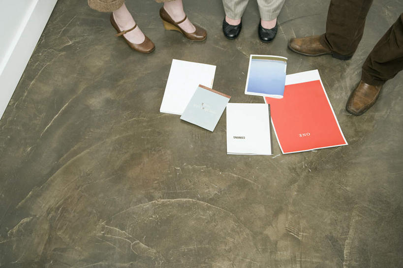 西方人,三个人,同事,商务人士,商务男性,商务女性,站,横图,俯视,室内,白天,鞋,衬衫,成功,合作,团队,集体,信心,鞋子,欧洲,欧洲人,套装,材料,瓷砖,档案,地砖,文件,墙,走道,走廊,过道,皮革,地面,队伍,墙壁,墙面,资料,站着,领导,成就,文档,商务装,合伙,领袖,工薪阶层,男人,男性,年轻女性,女人,女性,中年男性,白种人,白领,上班族,站立,半身,彩图,高角度拍摄,衬衣,皮鞋