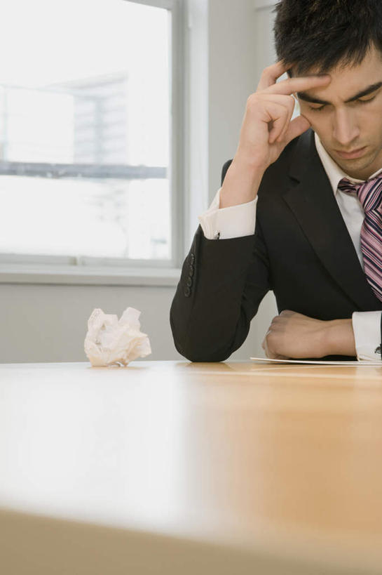 西方人,一个人,商务人士,商务男性,办公室,坐,闭眼,竖图,室内,白天,正面,衬衫,窗户,家具,桌子,椅子,欧洲,欧洲人,仅一个男性,仅一个人,撑,套装,朦胧,模糊,办公桌,墙,玻璃窗,墙壁,墙面,仅一个年轻男性,一个,会议椅,低头,搭,纸团,单个,办公椅,撑着,搭着,商务装,工薪阶层,办公家具,商务椅,培训椅,垂头,男人,男性,年轻男性,白种人,白领,上班族,闭眼睛,闭着眼,闭着眼睛,坐着,半身,彩图,衬衣