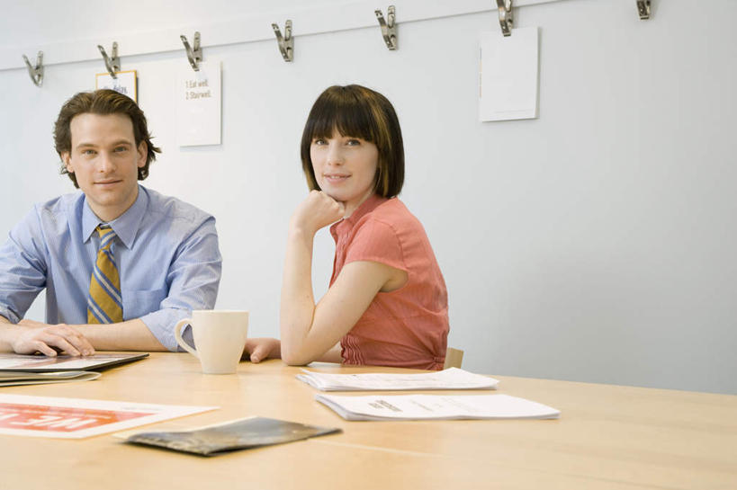 西方人,两个人,同事,商务人士,商务男性,商务女性,办公室,坐,笑,微笑,露齿笑,横图,室内,白天,正面,衬衫,成功,合作,团队,集体,信心,家具,桌子,杯子,椅子,欧洲,欧洲人,一排,许多,撑,吊挂,悬挂,套装,整齐,材料,瓷器,档案,文件,塑料,办公桌,墙,咖啡杯,陶瓷制品,很多,挂,扭头,托腮,注视,队伍,墙壁,墙面,排列,一个,白色,会议椅,夹子,晾衣绳,绳子,塑料制品,资料,观察,看,托,转头,搭,单个,观看,办公椅,察看,领导,成就,搭着,队列,关注,托下巴,文档,瓷杯,商务装,合伙,领袖,工薪阶层,衣夹,办公家具,商务椅,培训椅,男人,男性,年轻女性,女人,女性,中年男性,白种人,白领,上班族,坐着,半身,彩图,衬衣