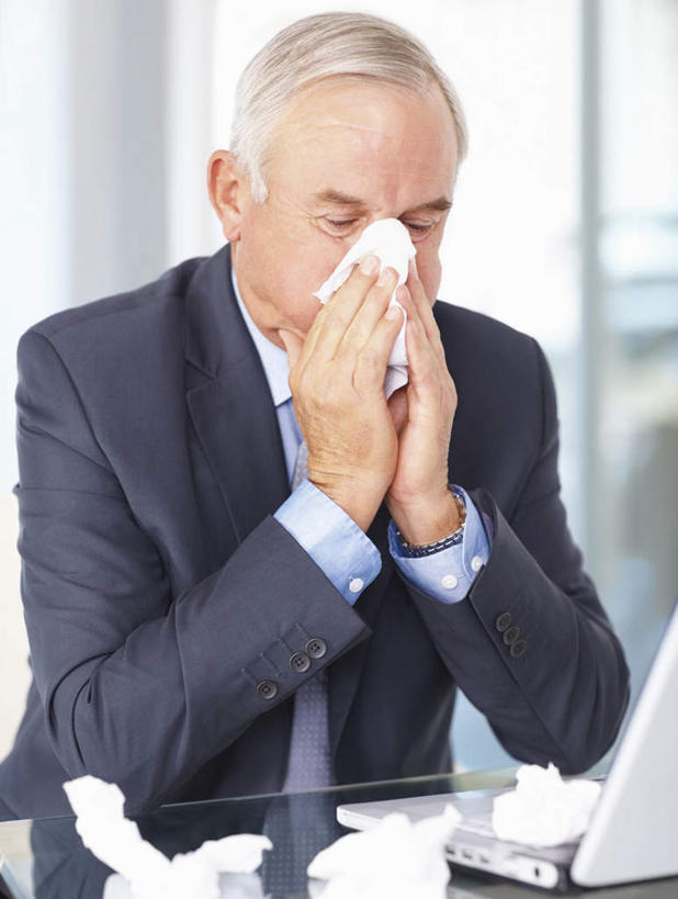 西方人,一个人,商务人士,商务男性,办公室,坐,竖图,室内,白天,正面,衬衫,电脑,笔记本电脑,窗户,家具,落地窗,生活用品,桌子,椅子,欧洲,欧洲人,仅一个男性,仅一个人,握,套装,朦胧,模糊,网络,纸,办公桌,拿,拿着,注视,通讯设备,玻璃窗,会议椅,纸巾,日用品,观察,看,仅一个老年男性,握着,卫生纸,观看,一台,办公椅,察看,无线,关注,通信设备,商务装,无线网络,无线上网,便携式电脑,工薪阶层,办公家具,商务椅,培训椅,生活用纸,手提电脑,老年男性,男人,男性,白种人,白领,上班族,坐着,半身,彩图,衬衣