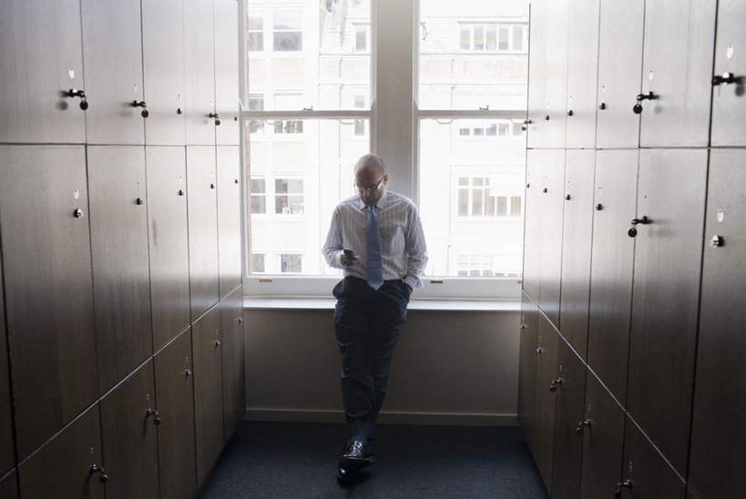 西方人,一个人,商务人士,商务男性,站,打电话,横图,室内,白天,正面,衬衫,窗户,柜子,落地窗,电话,手机,欧洲,欧洲人,仅一个男性,仅一个人,仅一个中年男性,一排,许多,握,套装,整齐,很多,拿,拿着,注视,通讯设备,玻璃窗,排列,一个,衣橱,低头,观察,看,靠,靠着,站着,握着,单个,观看,察看,队列,关注,商务装,手插袋,单手插袋,工薪阶层,更衣橱,单手抄兜,单手放兜,垂头,交流,男人,男性,中年男性,白种人,白领,上班族,插兜,沟通,手插兜,手放口袋,通话,站立,彩图,全身,衬衣,手抄兜