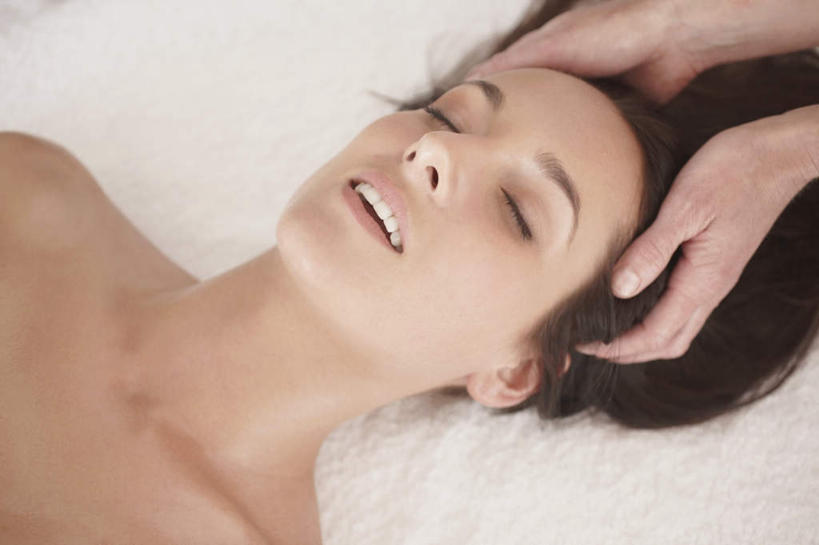 西方人,脸,头,脸颊,手,两个人,按摩师,躺,闭眼,笑,微笑,露齿笑,横图,俯视,室内,特写,白天,按摩,床,欧洲,欧洲人,双手,床单,被子,顾客,肩膀,白色,享受,健康,手部,保健,被单,指压,按摩床,主顾,卧着,女人,女性,中年女性,白种人,头部,脸部,脸蛋,面部,技师,闭眼睛,闭着眼,闭着眼睛,躺着,卧,半身,彩图,高角度拍摄,推拿,搓背床,理疗床,美容床,指压床