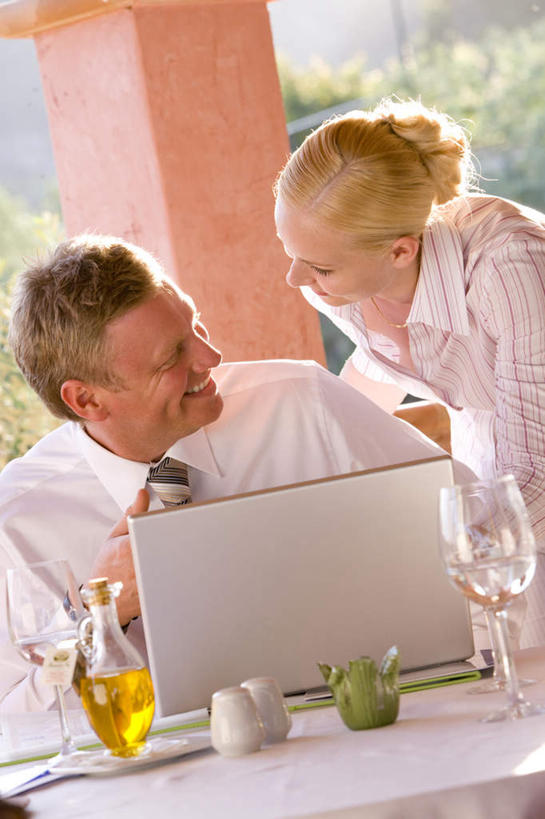 西方人,两个人,同事,商务人士,商务男性,商务女性,站,坐,笑,微笑,露齿笑,竖图,室外,白天,正面,衬衫,成功,合作,团队,集体,信心,电脑,笔记本电脑,植物,窗户,落地窗,桌面,桌子,杯子,椅子,欧洲,欧洲人,撑,弯腰,套装,朦胧,模糊,网络,木制,瓷器,墙,咖啡杯,陶瓷制品,饮品,扭头,注视,通讯设备,队伍,玻璃窗,相视,墙壁,墙面,玻璃制品,树,树木,饮料,一个,绿色,自然,玻璃瓶,木制品,瓶子,观察,看,站着,转头,面对面,生长,单个,成长,观看,对视,一台,察看,无线,领导,撑着,互视,成就,关注,可口,瓷杯,通信设备,相对,商务装,无线网络,合伙,领袖,无线上网,便携式电脑,工薪阶层,相看,弯身,适口,手提电脑,男人,男性,年轻女性,女人,女性,中年男性,白种人,白领,上班族,站立,坐着,半身,彩图,衬衣