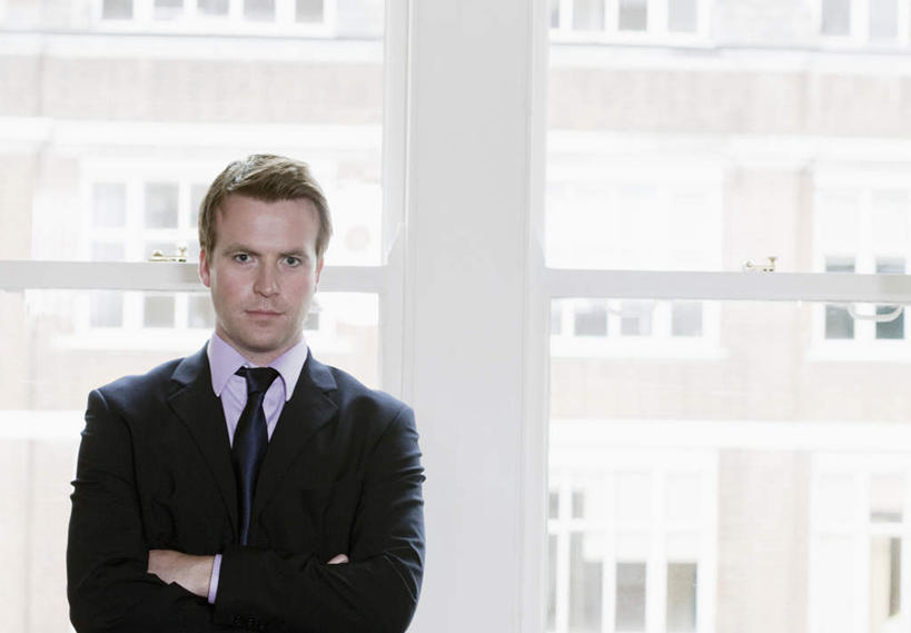 西方人,一个人,商务人士,商务男性,高楼大厦,站,笑,双手交叉,微笑,横图,室内,白天,正面,衬衫,窗户,落地窗,大厦,建筑,摩天大楼,欧洲,欧洲人,仅一个男性,仅一个人,套装,注视,玻璃窗,仅一个年轻男性,观察,看,站着,观看,察看,双手抱胸,关注,商务装,工薪阶层,男人,男性,年轻男性,白种人,白领,上班族,站立,半身,彩图,衬衣,大楼,高层建筑,高楼,摩天楼