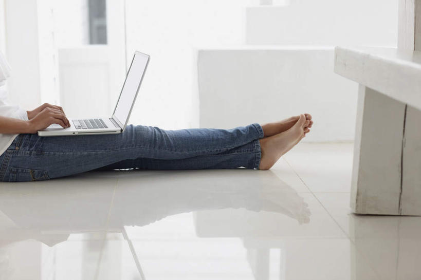 西方人,一个人,坐,横图,室内,白天,侧面,电脑,笔记本电脑,桌面,桌子,欧洲,欧洲人,仅一个女性,仅一个人,敲打,服装,裤子,网络,木制,瓷砖,地砖,墙,地面,牛仔裤,休闲装,光脚,输入,通讯设备,墙壁,墙面,衣服,木制品,打字,仅一个中年女性,休闲,赤脚,休闲服,服饰,点击,一台,敲击,无线,通信设备,无线网络,无线上网,便携式电脑,按键,手提电脑,女人,女性,中年女性,白种人,坐着,半身,彩图