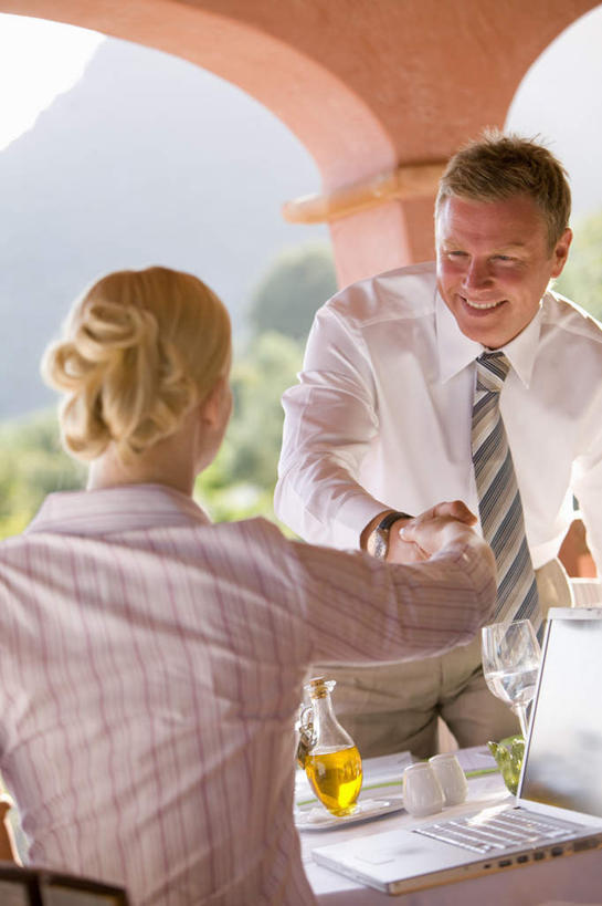 西方人,背部,两个人,同事,商务人士,商务男性,商务女性,坐,握手,笑,微笑,露齿笑,竖图,室外,白天,正面,衬衫,成功,合作,团队,集体,信心,电脑,笔记本电脑,植物,窗户,落地窗,桌面,桌子,杯子,椅子,欧洲,欧洲人,套装,朦胧,模糊,网络,木制,瓷器,墙,咖啡杯,陶瓷制品,饮品,注视,通讯设备,队伍,玻璃窗,墙壁,墙面,玻璃制品,树,树木,饮料,一个,绿色,自然,玻璃瓶,木制品,瓶子,观察,看,生长,单个,成长,观看,一台,察看,无线,领导,成就,关注,可口,瓷杯,通信设备,商务装,无线网络,合伙,领袖,无线上网,便携式电脑,工薪阶层,适口,手提电脑,男人,男性,年轻女性,女人,女性,中年男性,白种人,白领,上班族,搀手,拉手,手搀手,手拉手,手牵手,手握手,坐着,半身,彩图,衬衣