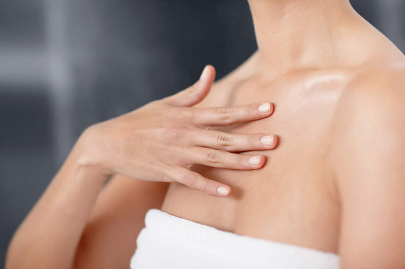 西方人,手,一个人,站,摸,横图,室内,特写,白天,正面,化妆,美容,欧洲,欧洲人,仅一个女性,仅一个人,一条,抚摸,护肤,朦胧,模糊,美白,纺织物,润肤露,墙,肩膀,墙壁,墙面,白色,毛巾,清洁,站着,仅一个中年女性,保养,享受,休闲,手部,放松,去角质,保健,保湿,保暖,单手,滋润,乳液,护肤品,去死皮,护肤用品,舒缓,透气,养颜,防水,去污,控油,紧肤,嫩肤,祛痘,去痘,祛角质,抗衰,再生,增白,补水,祛斑,抗皱,防皱,除皱,去皱,储水,耐磨,吸水,女人,女性,中年女性,白种人,触摸,接触,站立,半身,彩图