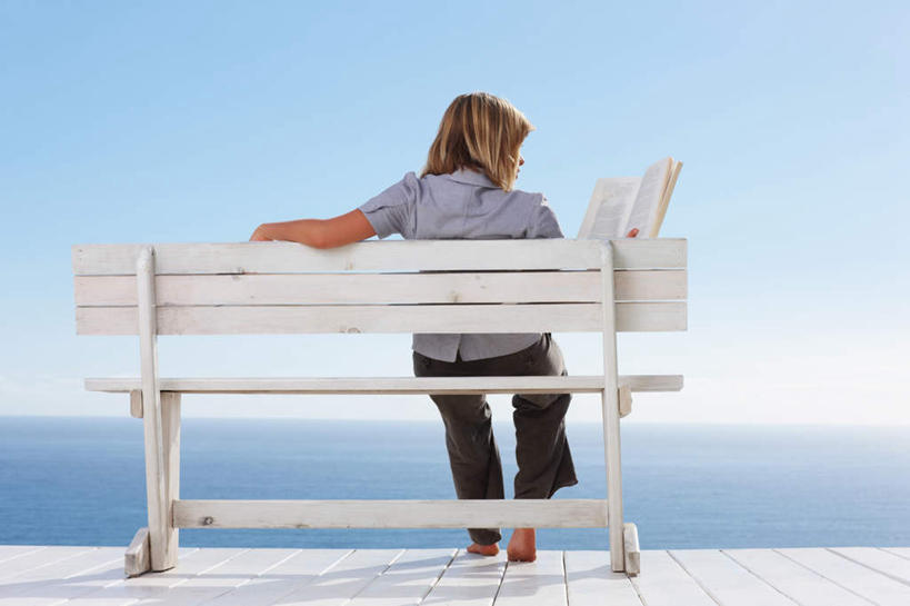 西方人,一个人,坐,横图,室外,白天,仰视,海浪,海洋,椅子,欧洲,欧洲人,仅一个年轻女性,仅一个女性,仅一个人,服装,木椅,浪花,水平线,云,云朵,辽阔,海平线,云彩,扭头,休闲装,光脚,衣服,蓝色,白云,蓝天,天空,海水,天,转头,休闲,广阔,赤脚,休闲服,搭,服饰,晴朗,一望无际,搭着,海景,无边无际,一马平川,年轻女性,女人,女性,白种人,大海,风浪,海,海水的波动,近岸浪,涌浪,晴空,坐着,彩图,低角度拍摄,全身,水天相接,水天一线