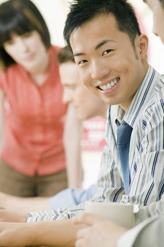 东方人,西方人,四个人,同事,商务人士,商务男性,商务女性,办公室,站,坐,笑,微笑,露齿笑,竖图,室内,白天,正面,衬衫,成功,合作,团队,集体,信心,家具,桌子,椅子,欧洲,欧洲人,亚洲,撑,弯腰,套装,朦胧,模糊,材料,档案,文件,办公桌,墙,扭头,注视,黄种人,队伍,墙壁,墙面,会议椅,资料,观察,看,站着,转头,搭,观看,办公椅,察看,领导,撑着,成就,搭着,关注,文档,商务装,合伙,领袖,工薪阶层,办公家具,弯身,商务椅,培训椅,男人,男性,年轻女性,女人,女性,中年男性,白种人,亚洲人,白领,上班族,站立,坐着,半身,彩图,衬衣