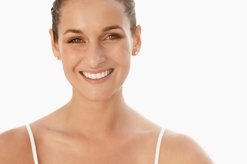 西方人,脸,头,脸颊,一个人,站,笑,微笑,露齿笑,横图,室内,特写,白天,白色背景,正面,吊带,欧洲,欧洲人,仅一个女性,仅一个人,服装,注视,吊带衫,肩膀,衣服,白色,观察,看,站着,仅一个中年女性,摄影,服饰,影棚,观看,察看,衣着,穿着,关注,衣饰,女人,女性,中年女性,白种人,头部,脸部,脸蛋,面部,站立,半身,彩图,影棚拍摄,拍摄