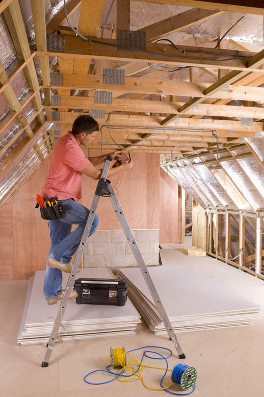 西方人,一个人,建筑工人,站,攀登,竖图,室内,白天,侧面,欧洲,欧洲人,仅一个男性,仅一个人,仅一个中年男性,握,服装,梯子,阶梯,墙,拿,拿着,注视,休闲装,踩,墙壁,墙面,工人,衣服,建筑工地,踩着,观察,看,站着,休闲,休闲服,爬,握着,服饰,观看,上升,电钻,察看,关注,人字梯,手电钻,电动工具,登高,地盘,建筑地盘,施工地盘,男人,男性,中年男性,白种人,建筑工,攀爬,站立,彩图,全身,工地