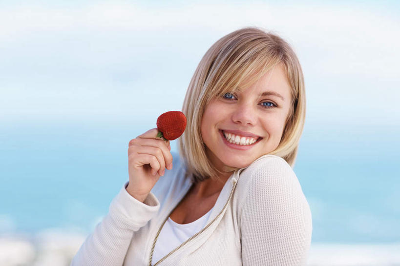 西方人,脸,头,脸颊,手,头发,一个人,站,笑,微笑,露齿笑,横图,室外,特写,白天,正面,草莓,浆果,水果,欧洲,欧洲人,仅一个年轻女性,仅一个女性,仅一个人,握,阴影,服装,新鲜,光线,影子,云,云朵,生食,食品,果实,拿,云彩,拿着,注视,休闲装,肩膀,食物,一个,衣服,红色,蓝色,白色,白云,蓝天,天空,阳光,天,观察,看,站着,休闲,手部,休闲服,金色,握着,服饰,有机食品,绿色食品,晴朗,单个,观看,单手,察看,关注,年轻女性,女人,女性,白种人,头部,直发,脸部,脸蛋,面部,晴空,洋莓,水果皇后,红莓,地莓,站立,半身,彩图,短发