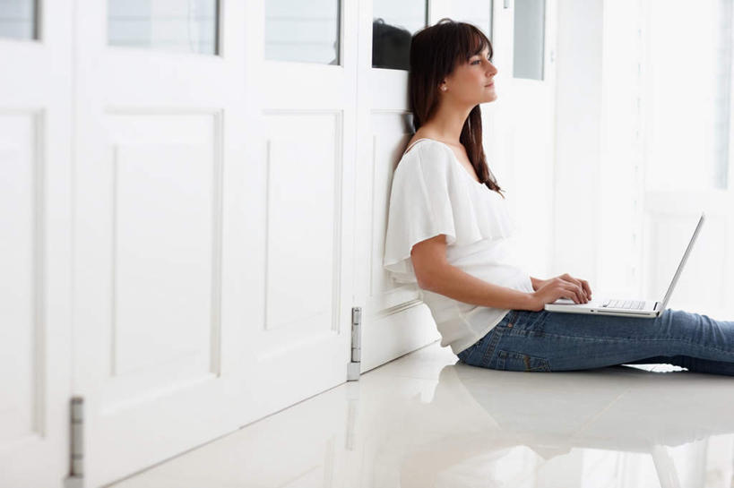 西方人,一个人,坐,横图,室内,白天,侧面,电脑,笔记本电脑,门,欧洲,欧洲人,仅一个女性,仅一个人,敲打,服装,裤子,网络,瓷砖,地砖,地面,注视,牛仔裤,休闲装,输入,通讯设备,衣服,白色,门框,打字,观察,看,靠,靠着,仅一个中年女性,休闲,休闲服,服饰,观看,点击,一台,敲击,察看,无线,关注,通信设备,无线网络,无线上网,便携式电脑,按键,手提电脑,女人,女性,中年女性,白种人,坐着,半身,彩图