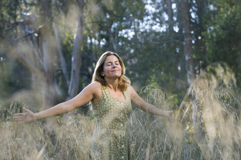 西方人,一个人,站,闭眼,伸展双臂,横图,室外,白天,正面,草地,草坪,植物,欧洲,欧洲人,仅一个女性,仅一个人,阴影,服装,朦胧,模糊,光线,影子,云,云朵,云彩,休闲装,草,树,树木,衣服,蓝色,绿色,白云,蓝天,天空,阳光,自然,天,站着,仅一个中年女性,休闲,休闲服,服饰,生长,晴朗,成长,女人,女性,中年女性,白种人,晴空,闭眼睛,闭着眼,闭着眼睛,敞开双臂,伸开双臂,抬头,仰头,展开双肩,站立,张开手臂,张开双臂,半身,彩图