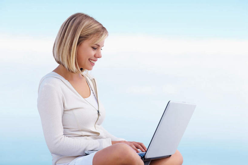 西方人,一个人,坐,笑,盘腿,微笑,露齿笑,横图,室外,白天,正面,电脑,笔记本电脑,欧洲,欧洲人,仅一个年轻女性,仅一个女性,仅一个人,敲打,阴影,服装,光线,网络,影子,云,云朵,云彩,注视,休闲装,输入,通讯设备,衣服,蓝色,白色,白云,蓝天,天空,阳光,天,打字,观察,看,休闲,休闲服,服饰,晴朗,观看,点击,一台,敲击,察看,无线,关注,通信设备,无线网络,无线上网,便携式电脑,按键,手提电脑,年轻女性,女人,女性,白种人,晴空,盘腿而坐,盘膝,盘着腿的,盘着腿坐,双腿交叉,坐着,半身,彩图