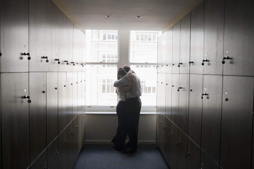 西方人,两个人,同事,商务人士,商务男性,商务女性,站,抱,横图,室内,白天,衬衫,爱情,成功,合作,团队,集体,信心,窗户,柜子,欧洲,欧洲人,一排,许多,套装,整齐,很多,背光,浪漫,队伍,玻璃窗,排列,背面,衣橱,站着,温暖,温馨,恩爱,恋人,抱着,和睦,领导,搂着,成就,队列,商务装,合伙,领袖,逆光,工薪阶层,更衣橱,男人,男性,女人,女性,中年男性,中年女性,白种人,情侣,白领,上班族,怀抱,搂,搂抱,相抱,拥抱,站立,彩图,全身,衬衣,伴侣,融洽