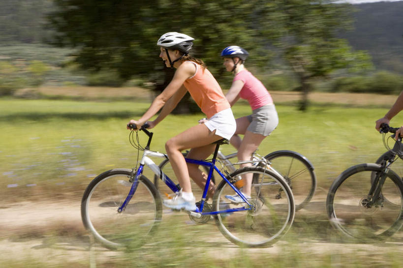 西方人,三个人,伙伴,朋友,坐,横图,室外,白天,侧面,运动服,锻炼,旅游,度假,友谊,运动,草地,草坪,植物,道路,路,自行车,帽子,欧洲,欧洲人,握,阴影,服装,朦胧,模糊,光线,头盔,影子,小路,交通,拿,山地车,拿着,注视,娱乐,踩,车,脚踏车,草,树,树木,衣服,绿色,阳光,自然,安全帽,交通工具,踩着,观察,看,享受,休闲,放松,握着,服饰,生长,成长,观看,察看,衣着,穿着,关注,载具,室外运动,户外运动,山地自行车,衣饰,友情,男人,男性,年轻男性,年轻女性,女人,女性,中年男性,中年女性,白种人,坐着,半身,彩图,健身,运动装