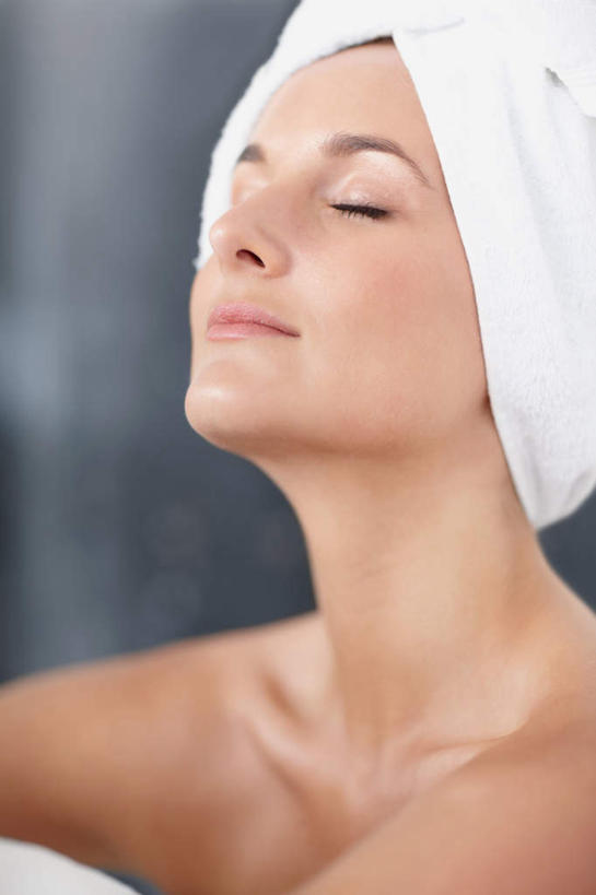 西方人,脸,头,脸颊,一个人,闭眼,竖图,室内,特写,白天,正面,欧洲,欧洲人,仅一个女性,仅一个人,一条,朦胧,模糊,纺织物,肩膀,白色,毛巾,清洁,仅一个中年女性,保暖,透气,防水,储水,耐磨,吸水,女人,女性,中年女性,白种人,头部,脸部,脸蛋,面部,闭眼睛,闭着眼,闭着眼睛,抬头,仰头,半身,彩图