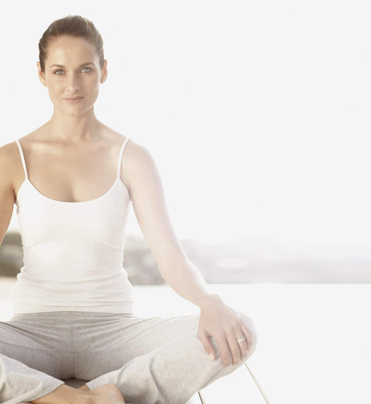 西方人,一个人,坐,笑,盘腿,微笑,露齿笑,竖图,室外,白天,正面,锻炼,瑜伽,运动,地板,吊带,欧洲,欧洲人,仅一个女性,仅一个人,阴影,服装,光线,影子,云,云朵,地面,云彩,注视,吊带衫,木地板,衣服,蓝色,白色,白云,蓝天,天空,阳光,天,观察,看,仅一个中年女性,搭,养生,服饰,晴朗,观看,察看,衣着,穿着,搭着,关注,莲花式,衣饰,体育,女人,女性,中年女性,白种人,晴空,盘腿而坐,盘膝,盘着腿的,盘着腿坐,双腿交叉,坐着,半身,彩图,健身