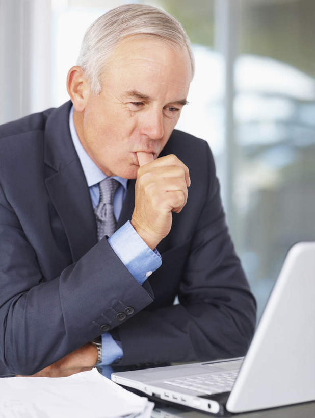 西方人,一个人,商务人士,商务男性,办公室,坐,竖图,室内,白天,正面,衬衫,电脑,笔记本电脑,窗户,家具,落地窗,桌子,椅子,欧洲,欧洲人,仅一个男性,仅一个人,仅一个中年男性,撑,咬,套装,朦胧,模糊,网络,材料,档案,文件,办公桌,墙,注视,通讯设备,玻璃窗,墙壁,墙面,会议椅,资料,观察,看,搭,观看,一台,办公椅,咬着,察看,无线,撑着,搭着,关注,文档,通信设备,商务装,无线网络,无线上网,便携式电脑,工薪阶层,办公家具,商务椅,培训椅,手提电脑,男人,男性,中年男性,白种人,白领,上班族,坐着,半身,彩图,衬衣