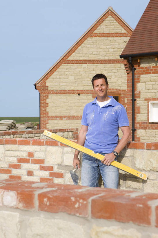 西方人,一个人,建筑工人,家,站,笑,微笑,露齿笑,竖图,室外,白天,正面,装修,建筑,欧洲,欧洲人,仅一个男性,仅一个人,仅一个中年男性,握,阴影,服装,光线,测量,铲子,影子,刻度,房屋,屋子,拿,拿着,注视,休闲装,楼房,住宅,工人,一个,衣服,蓝色,蓝天,天空,阳光,尺,建筑工地,天,观察,看,站着,休闲,休闲服,垂直,握着,服饰,晴朗,单个,观看,测量工具,水平仪,水平,尺子,察看,关注,水平尺,万里无云,水准仪,量具,量仪,水平仪器,地盘,建筑地盘,施工地盘,男人,男性,中年男性,白种人,晴空,晴空万里,建筑工,站立,半身,彩图,房子,工地