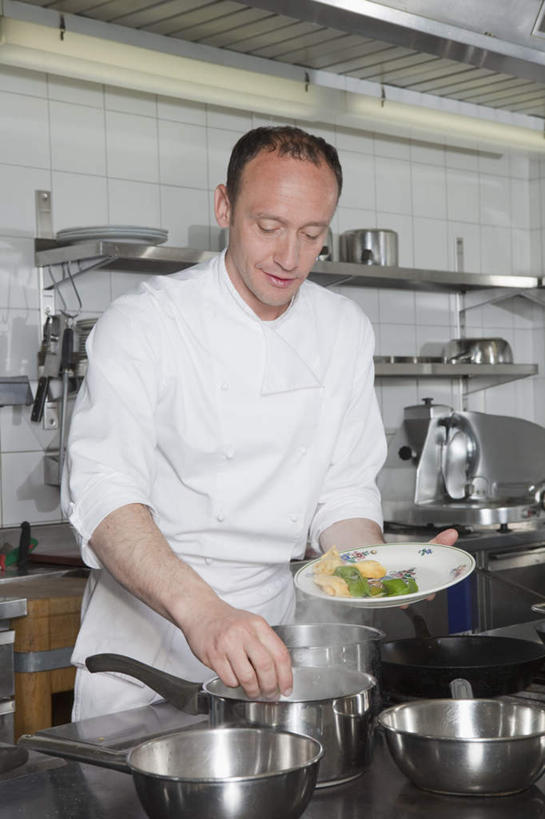 西方人,一个人,厨师,站,捧,竖图,室内,白天,正面,工作服,制服,烹饪,厨房,桌面,桌子,餐具,厨具,金属制品,欧洲,欧洲人,仅一个男性,仅一个人,仅一个中年男性,握,阴影,反射,金属,碟子,锅子,盘,影子,拿,置物架,拿着,注视,锅,架子,白色,盘子,碟,低头,观察,看,站着,握着,锅具,观看,察看,关注,陈列架,烹饪用具,工作制服,搁架,男人,男性,中年男性,白种人,厨师长,厨子,大厨,主厨,烹调用具,端,端着,烹调,捧着,手捧,站立,半身,彩图,工作套服,灶间,厨房料理台,料理台