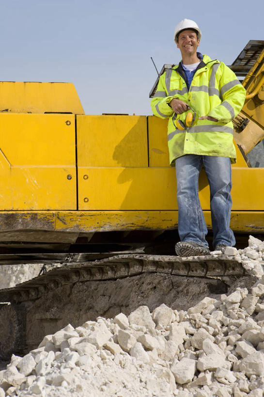 西方人,一个人,建筑工人,站,笑,微笑,露齿笑,竖图,室外,白天,仰视,工作服,制服,技术,建筑,帽子,欧洲,欧洲人,仅一个男性,仅一个人,仅一个中年男性,一辆,阴影,光线,头盔,影子,泥土,注视,车,施工,工人,黄色,蓝色,绿色,蓝天,天空,阳光,安全帽,交通工具,天,低头,观察,看,站着,机械,工程车,晴朗,观看,工程,察看,关注,载具,推土机,万里无云,交通运输,工作制服,工作车,施工车,男人,男性,中年男性,白种人,晴空,晴空万里,建筑工,站立,彩图,低角度拍摄,全身,工作套服