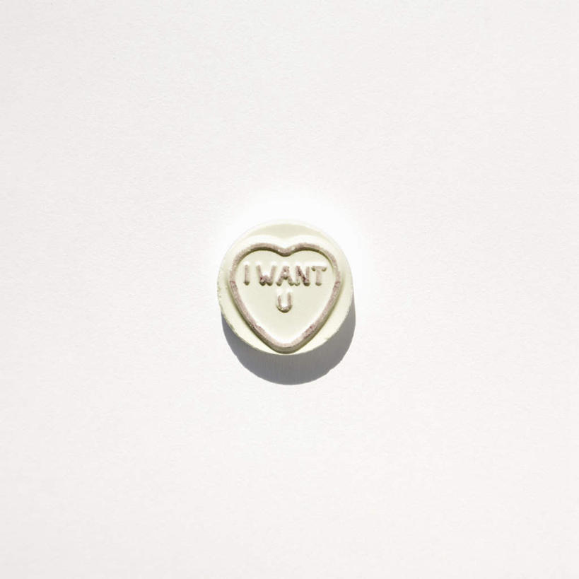 无人,方图,俯视,室内,特写,白天,白色背景,爱情,阴影,爱心,反射,英文,标志,文字,影子,字符,字母,食品,糖,糖果,甜点,甜品,软糖,浪漫,标识,食物,甜食,温暖,温馨,心形,恩爱,摄影,影棚,英文字母,和睦,心型,彩图,高角度拍摄,影棚拍摄,拍摄,融洽