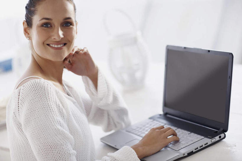 西方人,一个人,坐,笑,微笑,露齿笑,横图,室内,白天,侧面,电脑,笔记本电脑,桌子,欧洲,欧洲人,仅一个女性,仅一个人,撑,敲打,阴影,服装,朦胧,模糊,反射,网络,影子,办公桌,墙,扭头,托腮,注视,休闲装,输入,通讯设备,墙壁,墙面,衣服,白色,打字,观察,看,托,转头,仅一个中年女性,休闲,休闲服,服饰,观看,点击,一台,敲击,察看,无线,关注,托下巴,通信设备,无线网络,无线上网,便携式电脑,按键,手提电脑,女人,女性,中年女性,白种人,坐着,半身,彩图