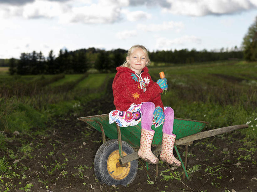 西方人,儿童,一个人,坐,笑,吃,微笑,露齿笑,横图,室外,白天,正面,纯洁,草地,草坪,树林,植物,萝卜,胡萝卜,蔬菜,欧洲,欧洲人,仅一个女性,仅一个人,一辆,握,阴影,服装,新鲜,光线,影子,云,云朵,食品,拿,云彩,拿着,注视,休闲装,车,草,树,树木,食物,一个,小孩,衣服,红色,蓝色,绿色,白云,蓝天,天空,阳光,自然,手推车,交通工具,天,观察,看,仅一个小孩,休闲,休闲服,橙色,可爱,童年,童趣,握着,服饰,有机食品,绿色食品,独轮车,生长,晴朗,单个,成长,观看,察看,关注,载具,童真,烂漫,无邪,天真,女孩,女人,女性,白种人,孩子,晴空,红萝卜,甘荀,嚼,食,坐着,彩图,全身,女生