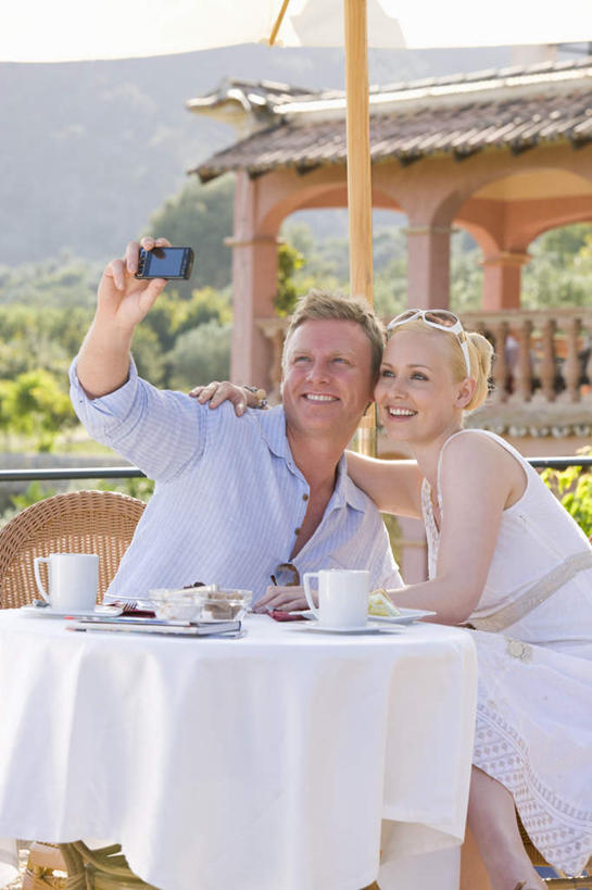 西方人,中年人,两个人,家庭,夫妻,栏杆,坐,举,笑,微笑,露齿笑,竖图,室外,白天,正面,爱情,树林,植物,餐桌,桌子,杯子,相机,欧洲,欧洲人,握,阴影,服装,光线,瓷器,影子,围栏,咖啡杯,陶瓷制品,浪漫,拿,拿着,注视,休闲装,护栏,树,树木,一个,拍照,衣服,绿色,阳光,自然,数码相机,观察,看,托,休闲,温暖,温馨,一家人,休闲服,恩爱,握着,恋人,摄影,服饰,生长,单个,成长,餐台,观看,和睦,察看,关注,瓷杯,男人,男性,年轻女性,女人,女性,中年男性,白种人,夫妇,情侣,照相机,举起,举手,举着,向上举,向上伸,向上托,坐着,半身,彩图,照相,伴侣,融洽