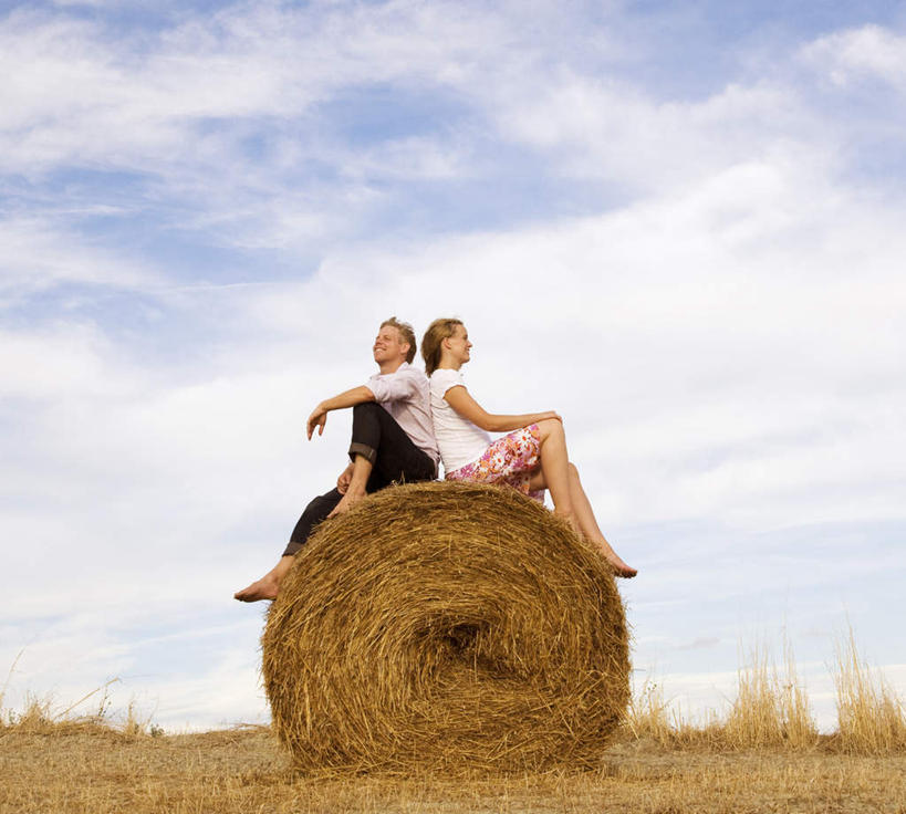 西方人,中年人,两个人,家庭,夫妻,坐,横图,室外,白天,仰视,爱情,安全,植物,欧洲,欧洲人,阴影,服装,枯萎,光线,影子,云,云朵,干草,枯草,浪漫,云彩,依靠,注视,休闲装,草,一个,衣服,黄色,蓝色,白云,蓝天,天空,阳光,草垛,天,观察,看,倚靠,背靠背,休闲,温暖,温馨,一家人,休闲服,恩爱,背对背,恋人,服饰,晴朗,单个,观看,和睦,察看,关注,干草垛,信任,男人,男性,女人,女性,中年男性,中年女性,白种人,夫妇,情侣,晴空,坐着,彩图,低角度拍摄,全身,伴侣,融洽