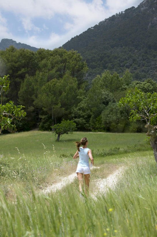 西方人,一个人,跑,竖图,室外,白天,锻炼,运动,草地,草坪,山,山脉,树林,植物,欧洲,欧洲人,仅一个女性,仅一个人,阴影,服装,光线,影子,山峰,云,云朵,山峦,云彩,休闲装,草,树,树木,背面,衣服,蓝色,绿色,白色,白云,蓝天,天空,阳光,自然,群山,天,仅一个中年女性,休闲,休闲服,服饰,生长,晴朗,成长,体育,女人,女性,中年女性,白种人,晴空,跑步,彩图,全身,健身