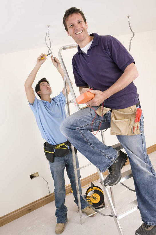 东方人,西方人,两个人,同事,建筑工人,站,举,笑,攀登,微笑,露齿笑,竖图,室内,白天,正面,成功,合作,团队,集体,信心,天花板,欧洲,欧洲人,亚洲,握,阴影,服装,裤子,电力,反射,包,电线,梯子,线,影子,阶梯,墙,电能,拿,线路,拿着,注视,牛仔裤,休闲装,黄种人,队伍,墙壁,墙面,工人,衣服,蓝色,紫色,白色,观察,看,托,站着,休闲,休闲服,爬,握着,服饰,观看,上升,电,电源,电源线,察看,领导,成就,关注,斜挎包,能量,合伙,领袖,人字梯,登高,男人,男性,年轻男性,中年男性,白种人,亚洲人,建筑工,举起,举手,举着,攀爬,向上举,向上伸,向上托,站立,半身,彩图