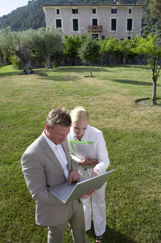 西方人,两个人,同事,商务人士,商务男性,商务女性,家,站,举,竖图,俯视,室外,白天,衬衫,成功,合作,团队,集体,信心,电脑,笔记本电脑,草地,草坪,树林,植物,别墅,欧洲,欧洲人,握,指,阴影,套装,光线,网络,影子,房屋,屋子,公寓,拿,拿着,注视,方向,通讯设备,队伍,洋房,楼房,住宅,草,树,树木,绿色,阳光,自然,低头,观察,看,手势,托,站着,握着,生长,成长,观看,一台,察看,无线,领导,指向,食指,成就,关注,通信设备,商务装,无线网络,合伙,领袖,无线上网,便携式电脑,工薪阶层,手提电脑,男人,男性,年轻女性,女人,女性,中年男性,白种人,白领,上班族,举起,举手,举着,向上举,向上伸,向上托,站立,半身,彩图,高角度拍摄,衬衣,房子