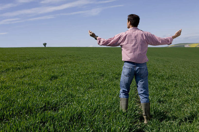 西方人,一个人,站,伸展双臂,横图,室外,白天,草地,草坪,植物,鞋子,欧洲,欧洲人,仅一个男性,仅一个人,仅一个中年男性,阴影,服装,裤子,光线,影子,雨鞋,雨靴,云,云朵,云彩,牛仔裤,休闲装,靴子,草,背面,衣服,粉色,蓝色,绿色,白云,蓝天,天空,阳光,天,站着,休闲,休闲服,服饰,晴朗,胶鞋,男人,男性,中年男性,白种人,晴空,敞开双臂,伸开双臂,展开双肩,站立,张开手臂,张开双臂,彩图,全身