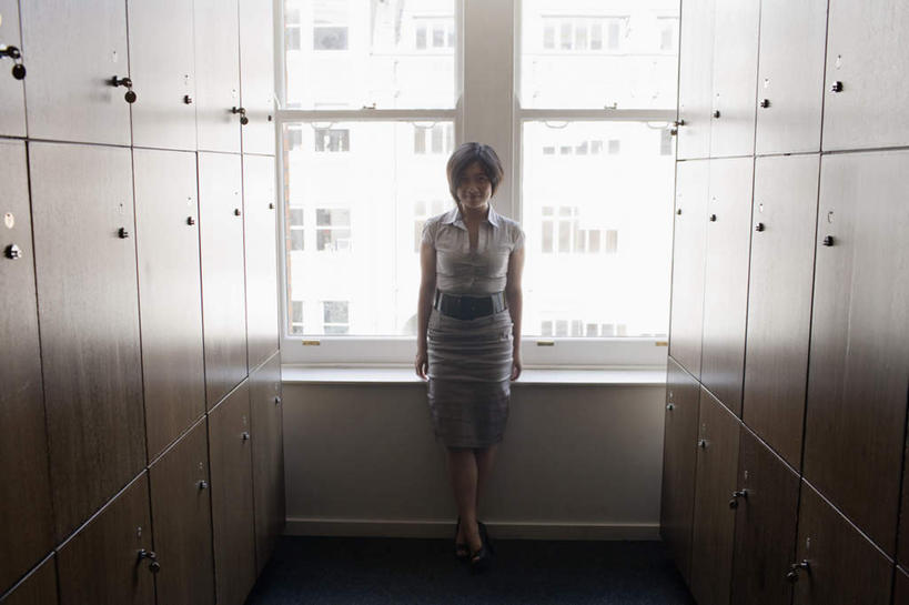 东方人,一个人,商务人士,商务女性,站,横图,室内,白天,正面,窗户,柜子,亚洲,仅一个女性,仅一个人,阴影,套装,反射,影子,背光,注视,黄种人,玻璃窗,衣橱,观察,看,站着,仅一个中年女性,观看,察看,关注,商务装,逆光,工薪阶层,更衣橱,女人,女性,中年女性,亚洲人,白领,上班族,站立,彩图,全身