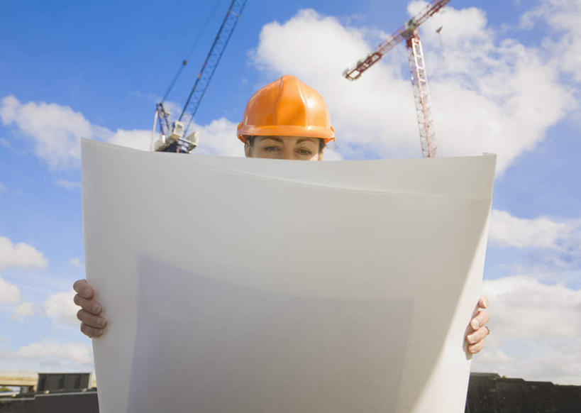 西方人,一个人,工程师,建筑工人,建筑师,站,横图,室外,白天,仰视,技术,建筑,帽子,欧洲,欧洲人,仅一个女性,仅一个人,握,阴影,光线,头盔,图纸,影子,云,云朵,设计图,拿,云彩,拿着,注视,设备,吊车,施工,一个,蓝色,白云,蓝天,天空,阳光,安全帽,交通工具,天,观察,看,站着,仅一个中年女性,机械,起重机,橙色,握着,晴朗,单个,观看,工程,察看,关注,载具,工程图,草图,蓝图,工作车,施工车,汽车吊,女人,女性,中年女性,白种人,设计,晴空,技师,建筑工,建筑设计师,站立,半身,彩图,低角度拍摄