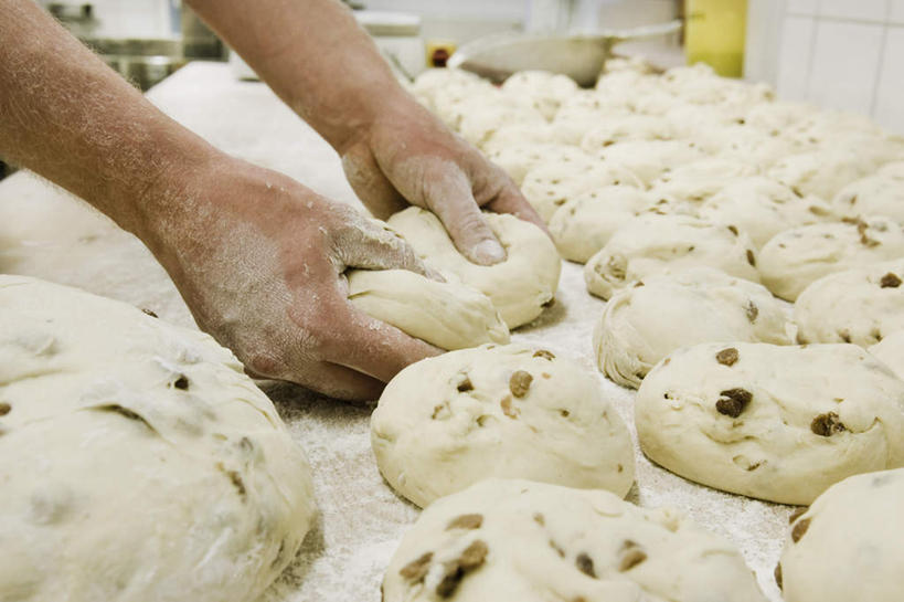 点心,面包,西方人,手,一个人,烘培师,横图,室内,特写,白天,侧面,厨房,桌面,桌子,欧洲,欧洲人,双手,仅一个男性,仅一个人,仅一个中年男性,一排,握,阴影,整齐,反射,粉末,影子,面粉,食品,面点,拿,粮食,拿着,食物,糕点,排列,手部,粉,握着,农产品,队列,原材料,小圆面包,粉状,男人,男性,中年男性,白种人,糕点师,面包师,半身,彩图,灶间,厨房料理台,料理台