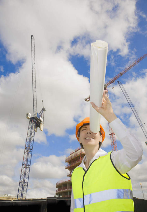 西方人,一个人,工程师,建筑工人,建筑师,站,举,竖图,室外,白天,仰视,技术,建筑,帽子,欧洲,欧洲人,仅一个女性,仅一个人,握,阴影,光线,头盔,图纸,影子,云,云朵,设计图,拿,云彩,拿着,注视,设备,吊车,施工,蓝色,白云,蓝天,天空,阳光,安全帽,交通工具,天,观察,看,托,站着,仅一个中年女性,机械,起重机,握着,晴朗,观看,工程,察看,关注,载具,工程图,草图,蓝图,工作车,施工车,汽车吊,女人,女性,中年女性,白种人,设计,晴空,技师,建筑工,建筑设计师,举起,举手,举着,向上举,向上伸,向上托,站立,半身,彩图,低角度拍摄