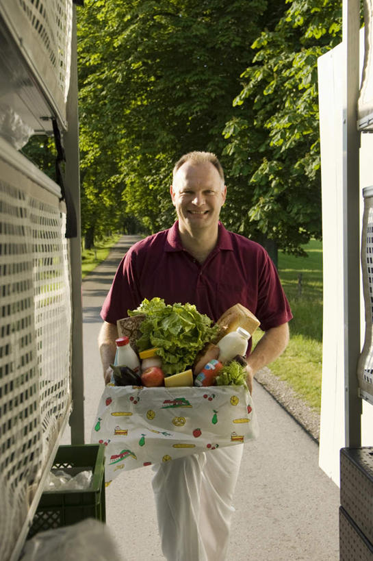 西方人,一个人,站,捧,笑,交叉,微笑,露齿笑,竖图,室外,白天,正面,树林,植物,门,竹子,蔬菜,欧洲,欧洲人,仅一个男性,仅一个人,阴影,竹制,服装,新鲜,编织,光线,篮子,影子,食品,注视,休闲装,树,树木,食物,仅一个年轻男性,衣服,红色,绿色,阳光,自然,竹篮,门框,观察,看,站着,快递员,休闲,休闲服,服饰,有机食品,绿色食品,生长,成长,观看,竹条,交织,察看,竹制品,关注,快递,速递,穿插,男人,男性,年轻男性,白种人,端,端着,捧着,手捧,站立,半身,彩图