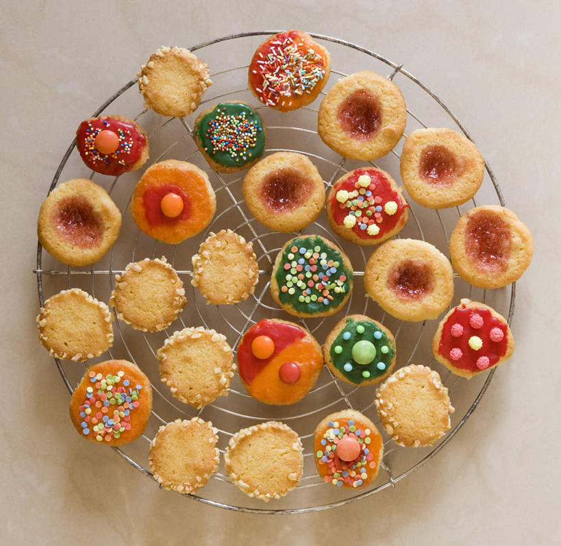 点心,无人,横图,俯视,室内,特写,白天,白色背景,餐具,许多,阴影,反射,碟子,盘,影子,食品,曲奇,很多,凌乱,食物,盘子,碟,饼干,零食,摄影,影棚,混乱,曲奇饼,曲奇饼干,纷乱,缭乱,庞杂,彩图,高角度拍摄,影棚拍摄,拍摄