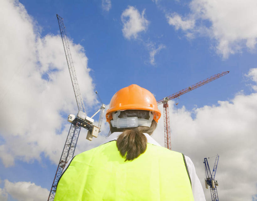 西方人,一个人,工程师,建筑工人,建筑师,站,横图,室外,白天,仰视,工作服,制服,技术,建筑,帽子,欧洲,欧洲人,仅一个女性,仅一个人,阴影,光线,头盔,影子,云,云朵,云彩,设备,吊车,施工,蓝色,绿色,白云,蓝天,天空,阳光,安全帽,交通工具,天,站着,仅一个中年女性,机械,起重机,橙色,晴朗,工程,载具,工作制服,工作车,施工车,汽车吊,女人,女性,中年女性,白种人,晴空,技师,建筑工,建筑设计师,站立,半身,彩图,低角度拍摄,工作套服