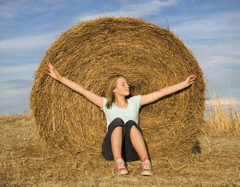 西方人,儿童,一个人,坐,伸展双臂,横图,室外,白天,正面,纯洁,植物,欧洲,欧洲人,仅一个女性,仅一个人,阴影,服装,枯萎,光线,影子,云,云朵,干草,枯草,云彩,注视,休闲装,草,小孩,衣服,黄色,蓝色,白云,蓝天,天空,阳光,草垛,天,观察,看,仅一个小孩,休闲,休闲服,可爱,童年,童趣,服饰,晴朗,观看,察看,关注,童真,烂漫,无邪,干草垛,天真,女孩,女人,女性,白种人,孩子,晴空,敞开双臂,伸开双臂,展开双肩,张开手臂,张开双臂,坐着,彩图,全身,女生