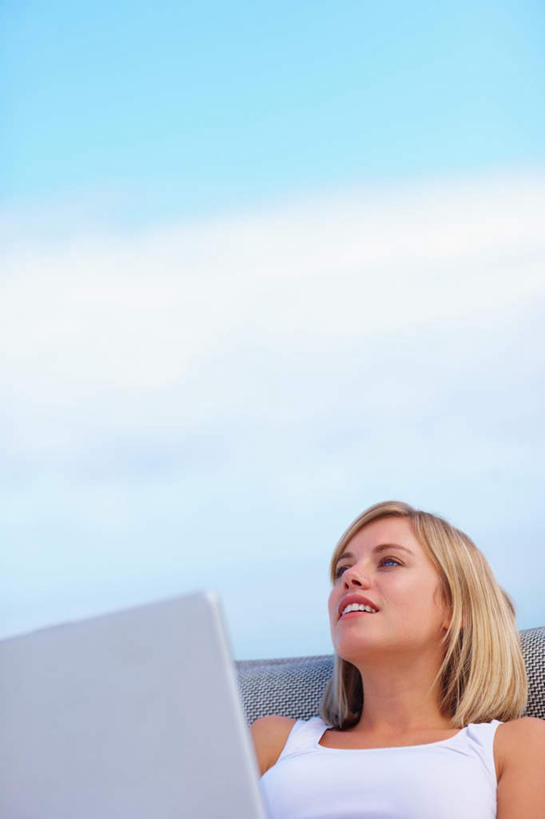 西方人,一个人,坐,笑,微笑,露齿笑,竖图,室外,白天,仰视,电脑,笔记本电脑,欧洲,欧洲人,仅一个年轻女性,仅一个女性,仅一个人,阴影,服装,朦胧,模糊,光线,网络,影子,云,云朵,云彩,注视,休闲装,通讯设备,衣服,蓝色,白色,白云,蓝天,天空,阳光,天,观察,看,休闲,休闲服,服饰,晴朗,观看,一台,察看,无线,关注,通信设备,无线网络,无线上网,便携式电脑,手提电脑,年轻女性,女人,女性,白种人,晴空,坐着,半身,彩图,低角度拍摄