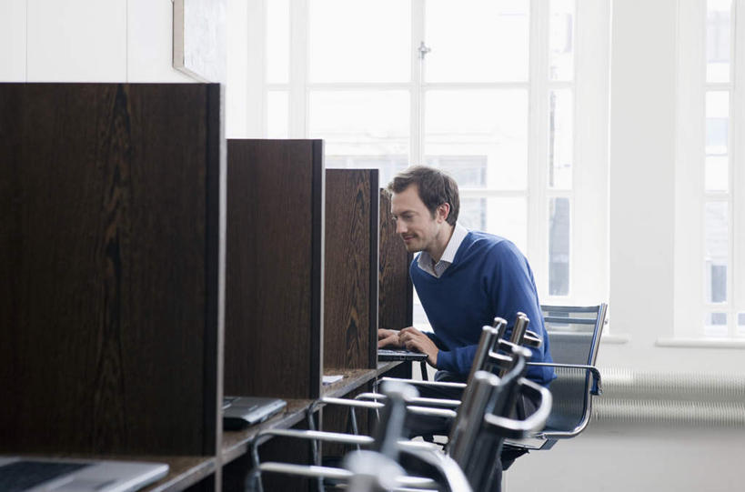 西方人,一个人,商务人士,商务男性,办公室,坐,横图,室内,白天,侧面,衬衫,电脑,笔记本电脑,窗户,桌子,椅子,欧洲,欧洲人,仅一个男性,仅一个人,敲打,阴影,套装,反射,网络,影子,办公桌,注视,输入,通讯设备,玻璃窗,仅一个年轻男性,会议椅,打字,观察,看,观看,点击,敲击,办公椅,察看,无线,关注,通信设备,商务装,无线网络,无线上网,便携式电脑,工薪阶层,商务椅,培训椅,按键,手提电脑,男人,男性,年轻男性,白种人,白领,上班族,坐着,半身,彩图,衬衣