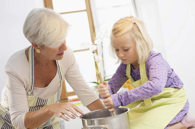 西方人,儿童,老年人,两个人,家庭,祖母,站,坐,横图,室内,白天,正面,烹饪,纯洁,厨房,窗户,桌面,桌子,厨具,金属制品,欧洲,欧洲人,弯腰,握,指,阴影,服装,反射,金属,锅子,围裙,影子,勺子,墙,拿,拿着,注视,休闲装,方向,锅,玻璃窗,墙壁,墙面,装饰品,小孩,衣服,紫色,白色,耳环,饰品,首饰,调羹,汤匙,观察,看,手势,站着,休闲,温暖,温馨,一家人,休闲服,可爱,童年,童趣,握着,服饰,奶奶,锅具,观看,祖孙,和睦,察看,指向,食指,关注,童真,烂漫,无邪,烹饪用具,外婆,外孙女,外祖母,弯身,耳饰,天真,老年女性,女孩,女人,女性,白种人,孩子,孙女,烹调用具,烹调,站立,坐着,半身,彩图,灶间,厨房料理台,融洽,女生,料理台