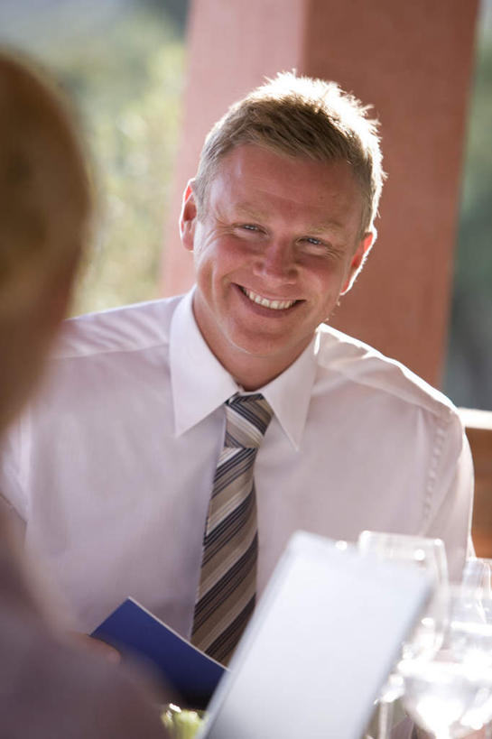 西方人,背部,两个人,同事,商务人士,商务男性,商务女性,坐,笑,微笑,露齿笑,竖图,室外,白天,正面,衬衫,成功,合作,团队,集体,信心,树林,植物,欧洲,欧洲人,阴影,套装,朦胧,模糊,光线,材料,档案,文件,影子,纸,柱子,领带,注视,队伍,树,树木,红色,绿色,阳光,自然,手稿,资料,观察,看,生长,成长,观看,证明,察看,领导,象征,庄重,成就,关注,文档,商务装,身份,合伙,领袖,工薪阶层,正式,地位,男人,男性,年轻女性,女人,女性,中年男性,白种人,白领,上班族,坐着,半身,彩图,衬衣