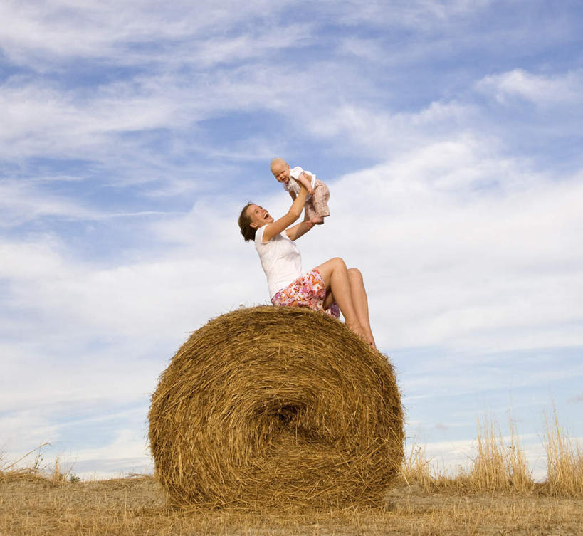 西方人,婴儿,儿童,中年人,两个人,家庭,母亲,坐,举,横图,室外,白天,侧面,纯洁,植物,欧洲,欧洲人,阴影,服装,枯萎,光线,影子,云,云朵,干草,枯草,云彩,休闲装,相视,草,小孩,衣服,黄色,蓝色,白云,蓝天,天空,阳光,草垛,天,托,休闲,温暖,温馨,一家人,面对面,休闲服,可爱,母爱,童年,童趣,服饰,活泼,晴朗,对视,和睦,互视,宝宝,相对,童真,纯真,烂漫,无邪,相看,母婴,干草垛,伶俐,天真,女人,女性,中年女性,白种人,孩子,晴空,举起,举手,举着,向上举,向上伸,向上托,坐着,彩图,全身,融洽