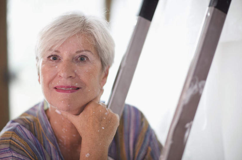 西方人,脸,头,脸颊,手,头发,一个人,坐,笑,微笑,露齿笑,横图,室内,特写,白天,正面,窗户,欧洲,欧洲人,仅一个女性,仅一个人,撑,阴影,服装,朦胧,模糊,反射,影子,托腮,注视,休闲装,肩膀,玻璃窗,衣服,白色,观察,看,托,休闲,手部,休闲服,服饰,仅一个老年女性,观看,单手,察看,关注,托下巴,老年女性,女人,女性,白种人,头部,直发,脸部,脸蛋,面部,坐着,半身,彩图,短发